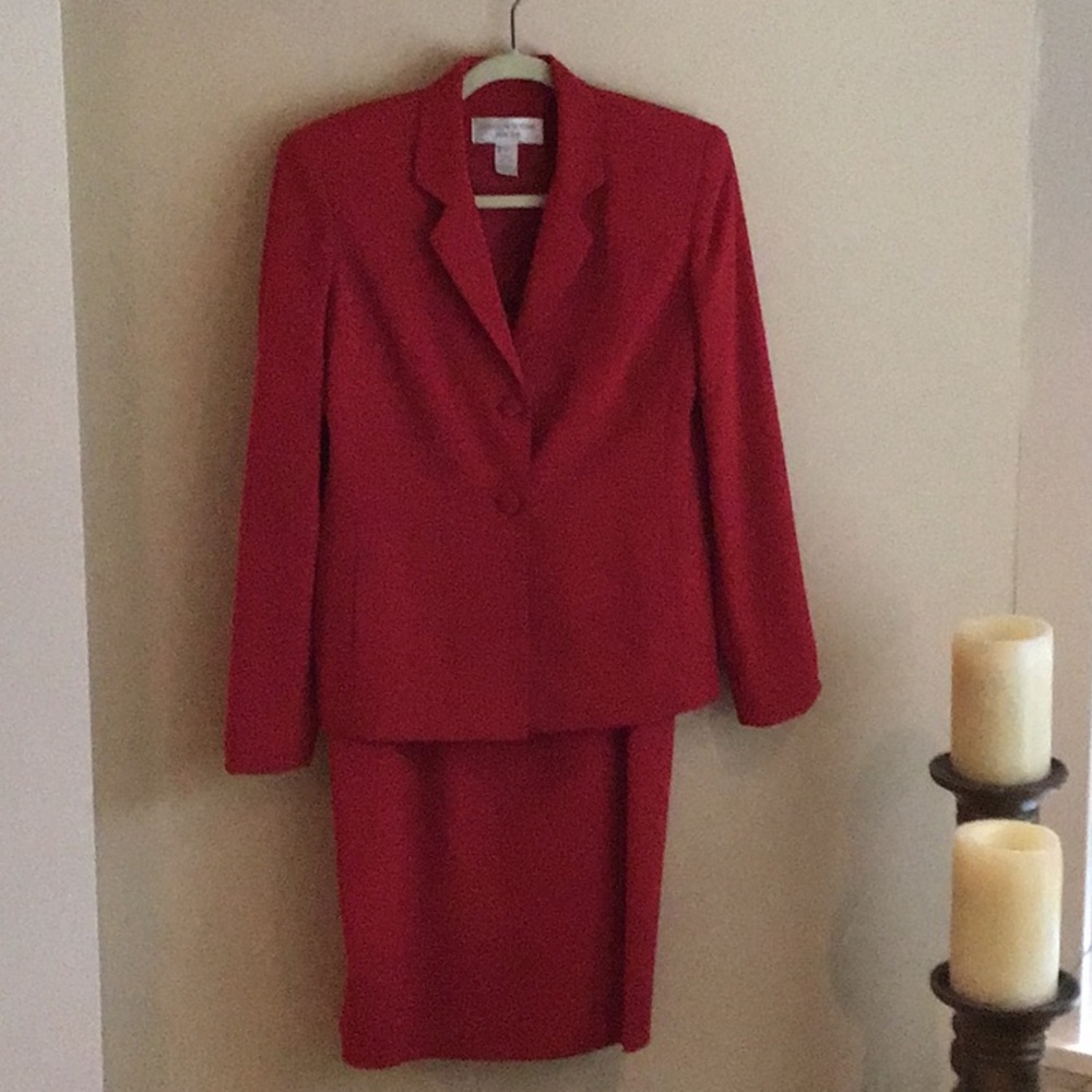 - Women’s dress/jacket set